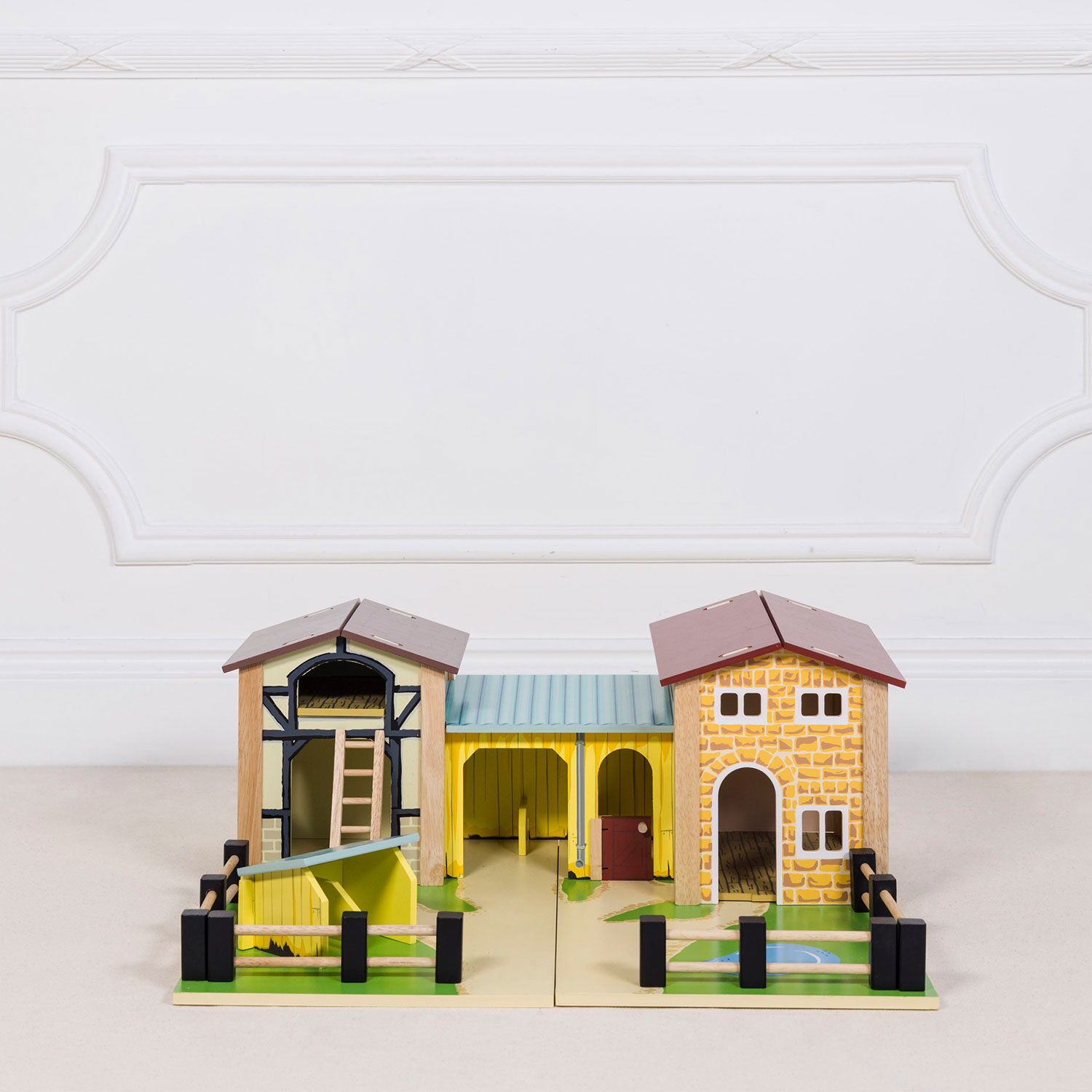 Bauernhof / Wooden Farmyard Stable-Le Toy Van (LTV)
